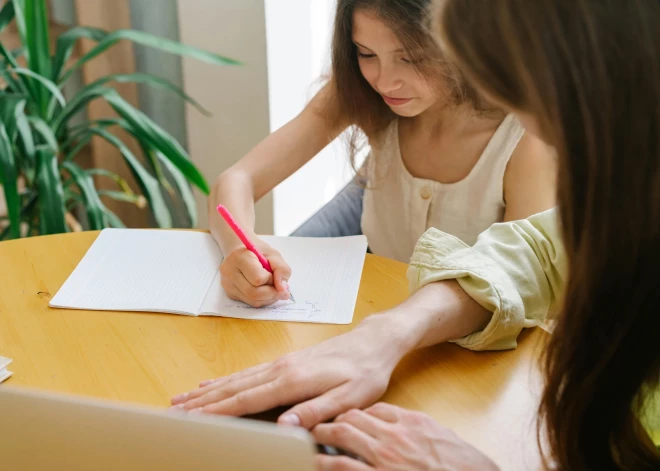 Pētījums izgaismo problēmu – vecāki masveidā algo privātskolotājus bērnu mācībām