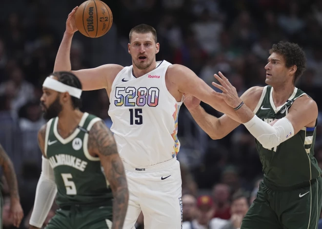 Jokičs pēc savainojuma sadziedēšanas laukumā atgriežas ar iespaidīgu sniegumu; Lebronam uzvaru nesošais metiens