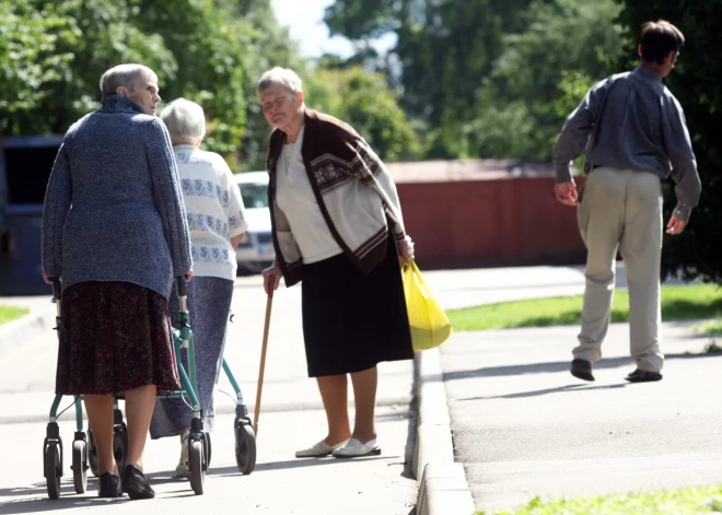 Situācija Latvijas pansionātos būtiski neuzlabojas. Cik garas rindas sociālās aprūpes centros un cik izmaksā uzturēšanās tajos?
