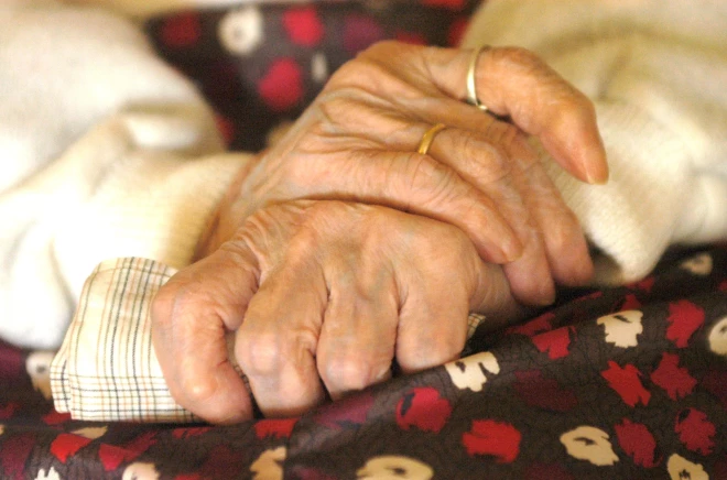 Vieni seniori ar dzīvi pansionātā ir samierinājušies, bet citi uz turieni nevēlas doties nepakam.