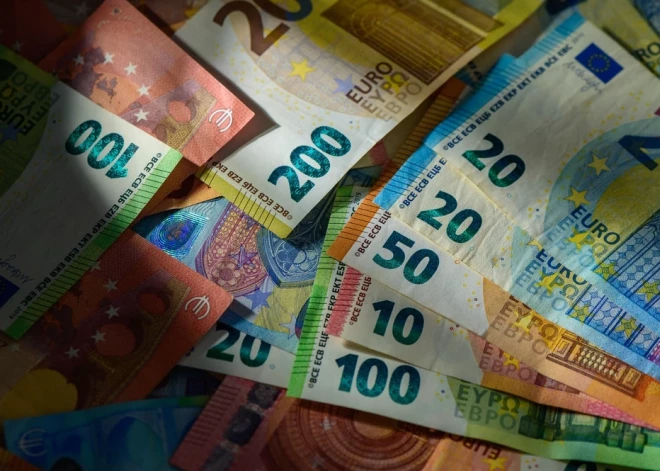 Valsts pārvaldē "zelta lietus": prēmijās izdalīti 25 miljoni