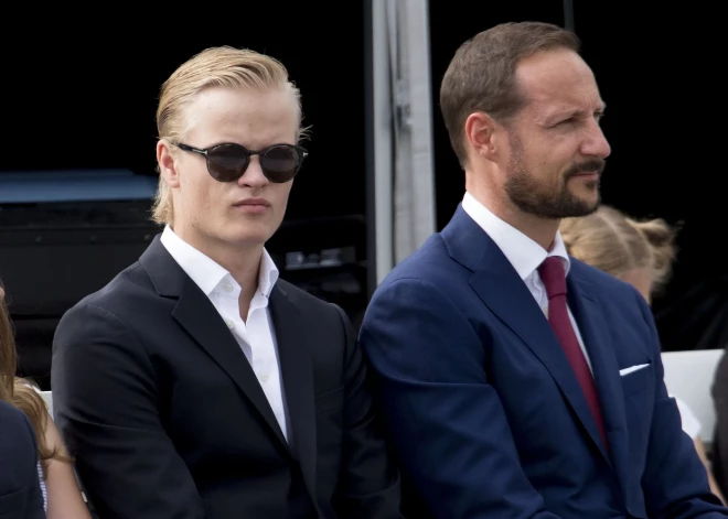 Kamēr Norvēģijas princese cenšas atlabt no retas slimības, karalisko ģimeni satricina jauns skandāls