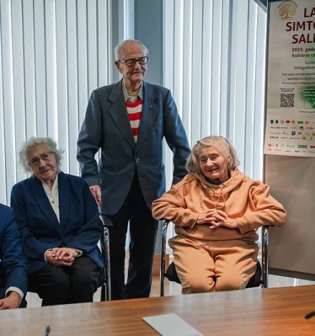 Ar garajā mūžā piedzīvoto un savām ilgdzīvošanas receptēm šodien dalījās rīdzinieki Inota Posta, Velta Bormane un Jānis Danoss, uzsverot, ka nepieciešams daudz kustēties, nezaudēt optimismu un izdzīvot katru dienu, nevis gremdēties pagātnē.