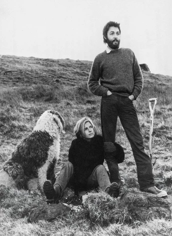 Pols un Linda ar savu suni Ringo viņu iemīļotajā High Park Farm Kitairā, Skotijā, 1971. gada janvārī.
