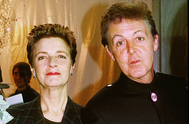 Lindas pēdējā publiskā parādīšanās, viņas meitas Stellas modes skatē Parīzē, 1998. gadā martā.