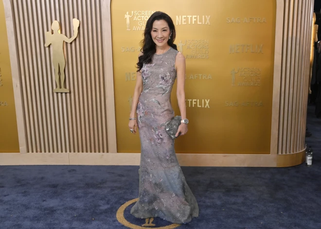 Aktrise Mišela Jeo Ekrāna aktieru ģildes balvu ceremonijas vakarā 2025. gada februārī.