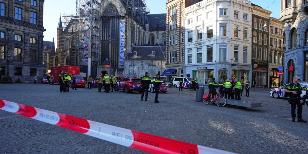 Amsterdamas centrā ceturtdien uzbrukumā ar nazi ievainoti pieci cilvēki, un aizturēts viens aizdomās turamais, paziņoja Nīderlandes policija.