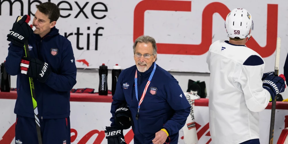 Džons Tortorella (pa vidu) bija iekļauts Četru Nāciju turnīra ASV izlases treneru sastāvā.