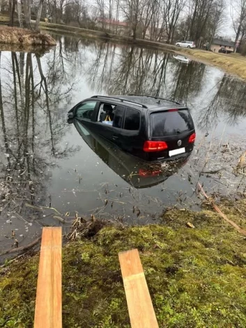 Cēsīs trešdien Dubinska dīķī, kas savulaik izrakts kā dzirnavu dīķis, ar automašīnu atpakaļgaitā iebrauca kāda autovadītāja un ar visu spēkratu sāka slīkt. Par laimi patrulējušie pašvaldības policisti izglāba sievieti un viss beidzās bez upuriem.