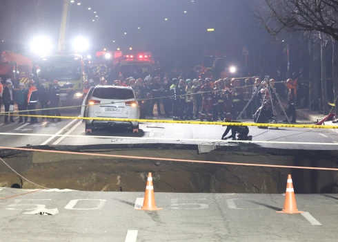 Glābēji nelaimes vietā, cenšoties izvilkt dziļā bedrē iekritušo motociklistu