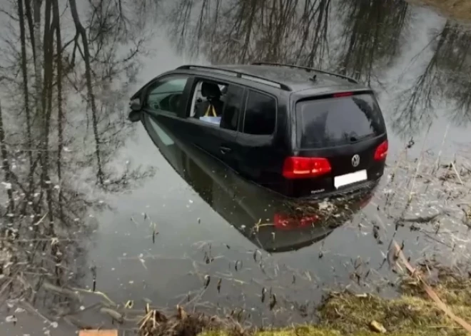 В Цесисе гражданка Украины на машине въехала в пруд - полицейские самоотверженно кинулись ей на помощь