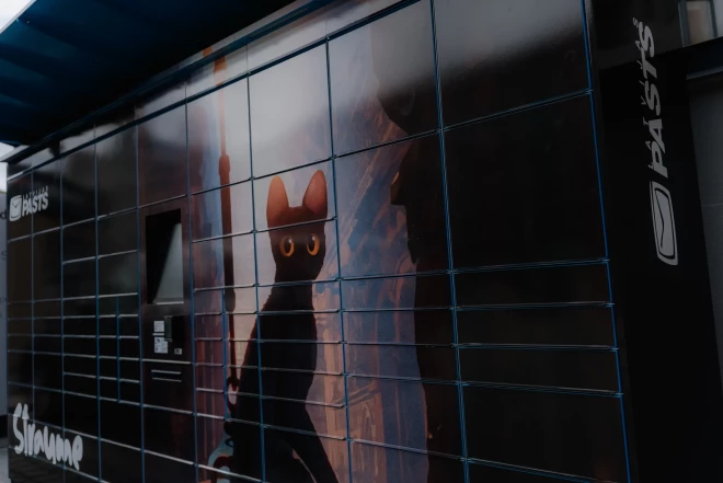 Этот почтомат, посвященный фильму, удостоенному премии "Оскар", стал уже вторым проектом нестандартного дизайна от Latvijas Pasts.