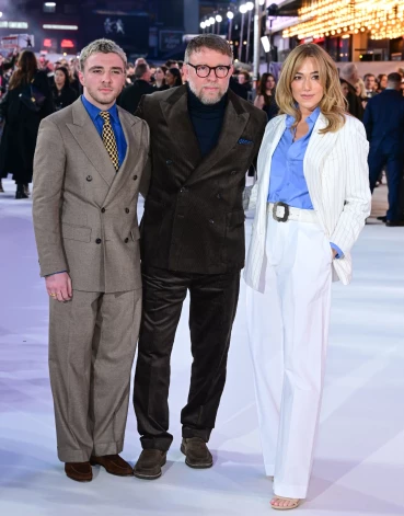 Молодой художник выглядел сдержанно и стильно — в духе своего британского эстетства, тогда как Гай Ричи, как всегда, придерживался классики в стиле джентльменов. Жакки Эйнсли дополнила образ пары своей элегантностью и спокойной уверенностью.