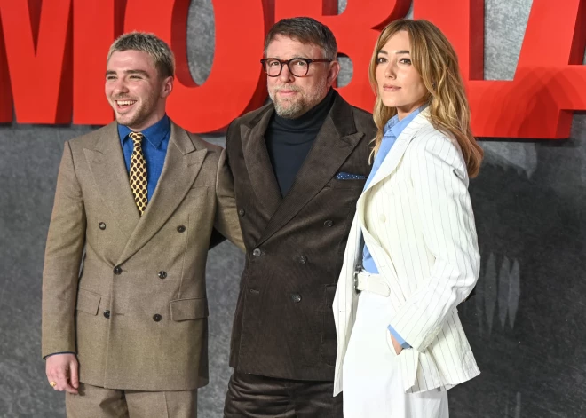 Давно не видели! Сын Мадонны Рокко вышел в свет с отцом Гаем Ричи и его женой