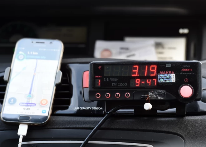 Ar taksometru dodas uz Rīgu, lai krāpniekam atdotu 4000 eiro