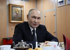 После начала переговоров России и США Путин начал более активно продвигать идею о проведении выборов президента Украины.
