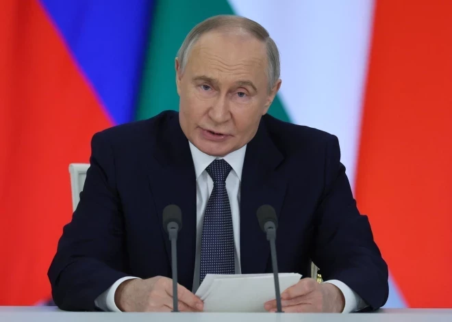 Eksperts: Krievija velk laiku un mērķtiecīgi "dod pa plānai desas šķēlei"