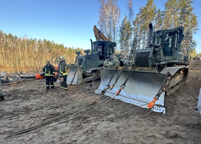 Murgs tuvojas beigām: ekskavators beidzot sasniedz Lietuvā nogrimušo bruņumašīnu, taču ASV karavīru liktenis vēl neskaidrs
