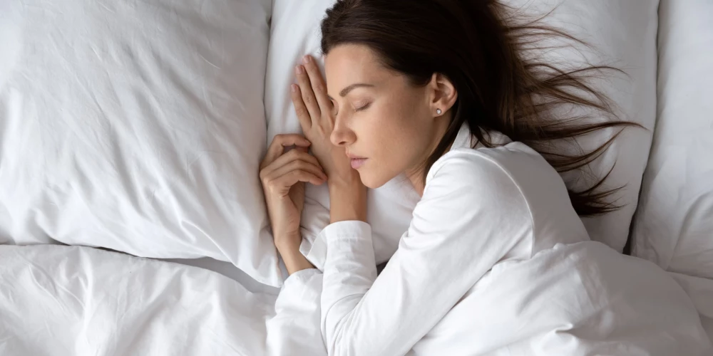 Lielākā daļa jeb 73% Latvijas iedzīvotāju guļ uz sāniem, noskaidrots lielveikala "IKEA" veiktajā globālajā pētījumā par miega paradumiem.