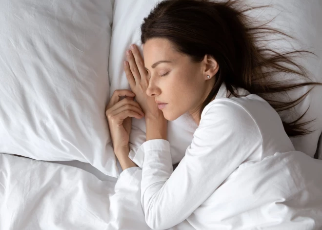 Latvijas iedzīvotāji pārsvarā guļ uz sāniem, bet vai tas ir veselīgi?