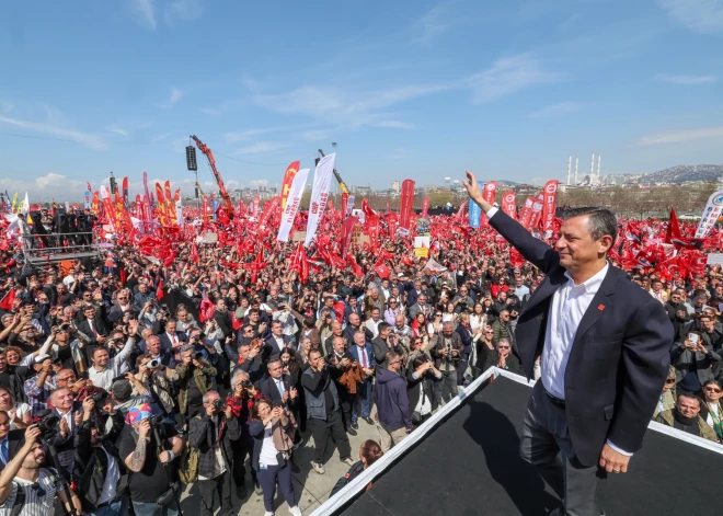 Simti tūkstoši cilvēku Stambulā protestē pret mēra apcietināšanu