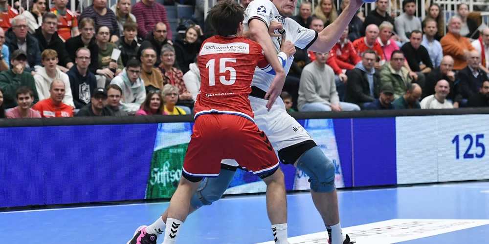 Dainis Krištopāns (ar bumbu) uzbrukumā.