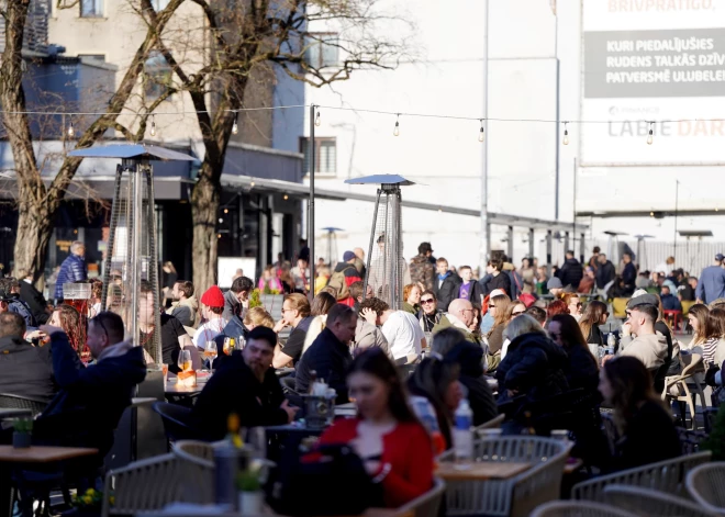 ФОТО: солнечный день вернул людей на террасы кафе в Старой Риге