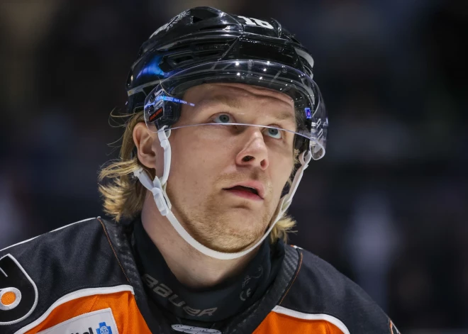 Ābolam divu minūšu noraidījums rezultatīvā "Flyers" uzvarā; Girgensonam trešais panākums pēc kārtas