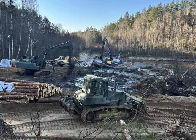Padarītais darbs vējā… naktī Pabradē, kur purvs aprijis ASV karavīru transportu, virs tā uzslīd milzīgs velēnas gabals. Glābēji nepadodas