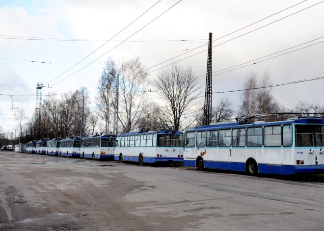 Никому не нужны: Rīgas satiksme не удалось продать 10 троллейбусов на аукционе