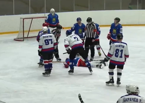 Vladimirs Ananjevs zaudēja dzīvību hokeja spēles laikā (ekrānuzņēmums no video)