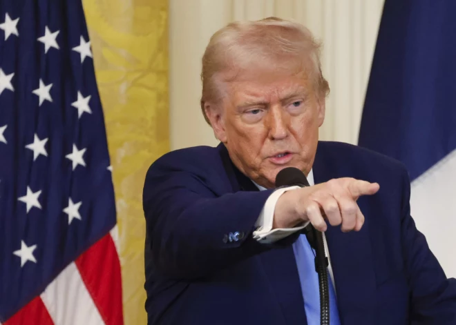 Tramps "ļoti nokaitināts" par Putina izteikumiem, pieļauj naftas sankciju iespēju