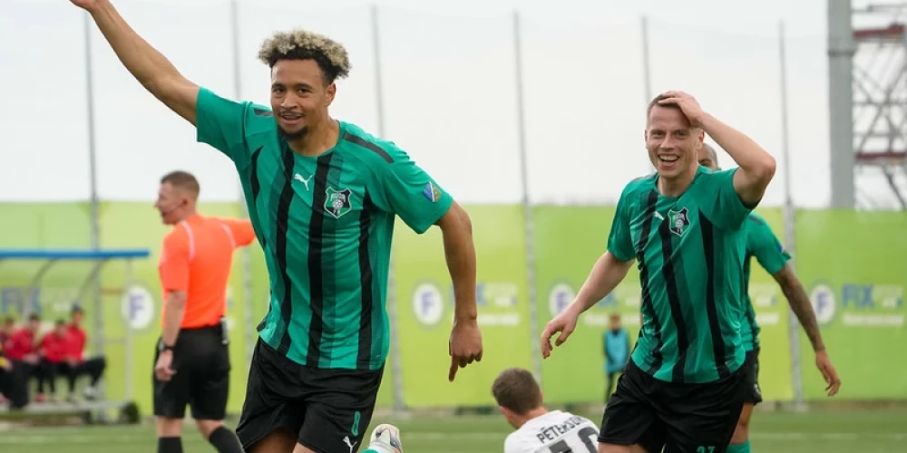 "Audas" futbolisti līksmo pēc vārtu guvuma (foto: Kristians Putniņš)