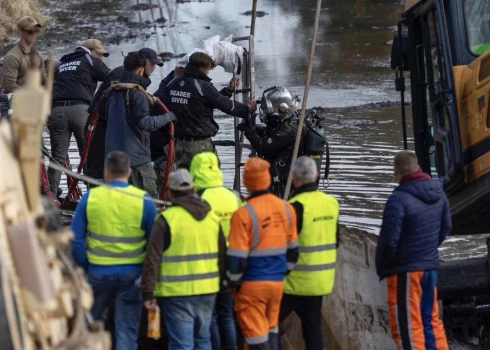 Glābēji cenšas izvilkt nogrimušo M88 (foto: Raimundas Vaikšnoras / "Facebook")