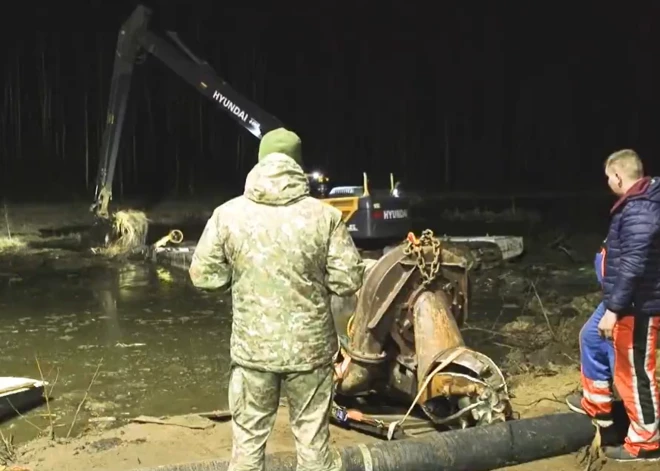 Sāksies Pabrades purvā nogrimušā "M88 Hercules" izvilkšana, amerikāņu nirēji piestiprinājuši otro trosi