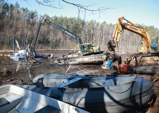 Lietuvā no purva izcelta nogrimusī ASV bruņumašīna