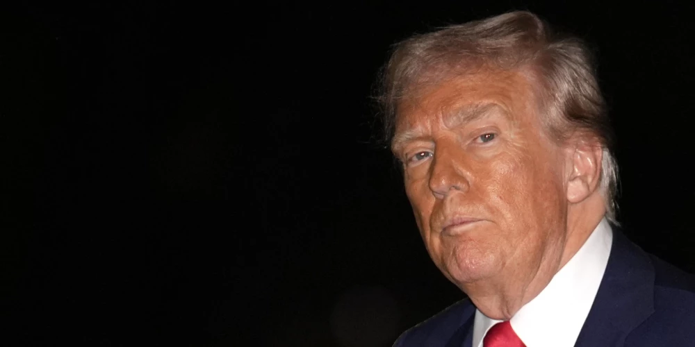 ASV prezidents Donalds Tramps svētdien kritizēja gan Krievijas diktatoru Vladimiru Putinu, gan Ukrainas prezidentu Volodimiru Zelenski, paužot neapmierinātību, ka centieni panākt pamiera sarunas joprojām nav izdevušies..