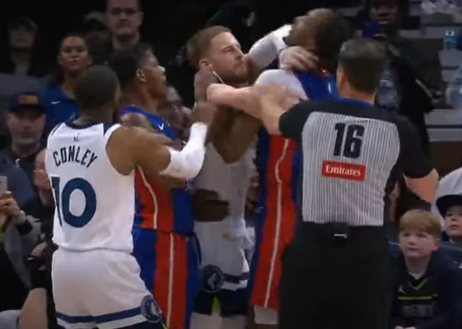 VIDEO: 12 tehniskās piezīmes un septiņi izraidītie. NBA spēlē izceļas kautiņš