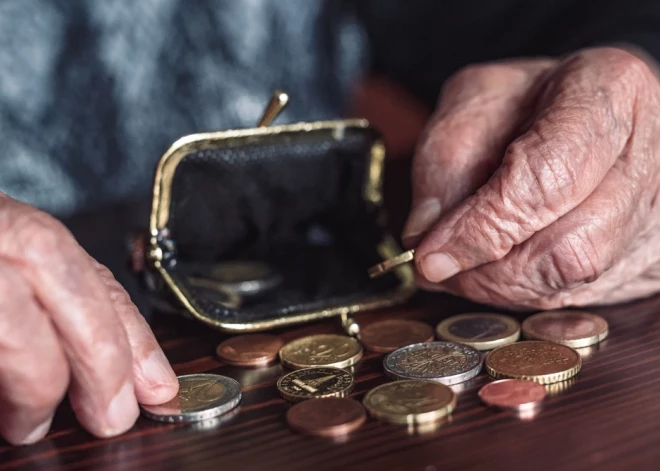 Деньги латвийских пенсионеров работают на экономику США и Европы