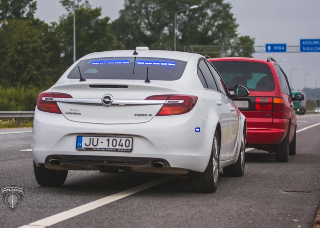Vai Latvijā tiek piemēroti sodi par “lēnu braukšanu”? Skaidro policija