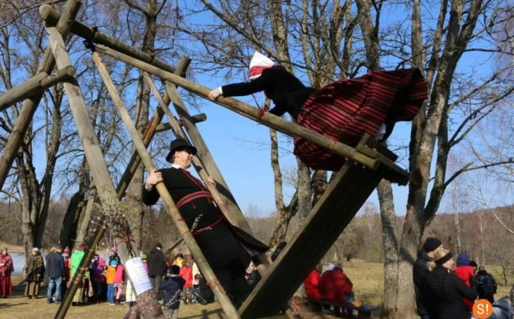 Pasaulē unikālā tradīcija, ar ko var lepoties latvieši: Lieldienu šūpoles