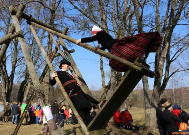 Pasaulē unikālā tradīcija, ar ko var lepoties latvieši: Lieldienu šūpoles