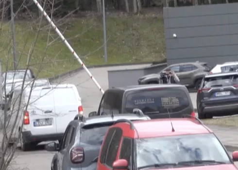 Apbedīšanas biroja automašīna piebrauc pie Lietuvas Tiesu medicīnas dienesta.