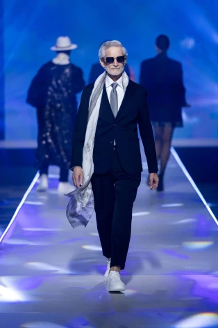 “Kas šāds man nekad pat sapņos nebija rādījies!” pēc tam, kad bija kļuvis par teju centrālo personu Rīgas glamūrīgākajā modes šovā, saviļņojumu neslēpa Ziedonis Kalniņš.