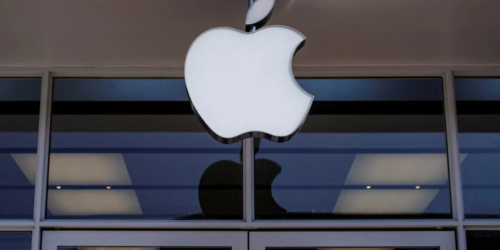 "Apple" logotips pie uzņēmuma veikala