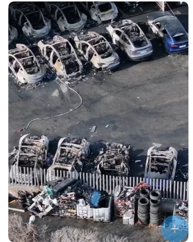 Ugunsgrēks izcēlās šorīt auto tirdzniecības vietā Romas piepilsētā.