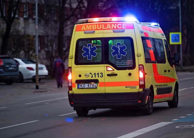 В Смилтенском крае автомобиль переехал лежавшего на дороге мужчину - он скончался