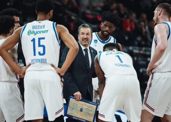 Banki vadītā un Šmita pārstāvētā "Anadolu Efes" izcīna uzvaru Turcijas čempionāta spēlē