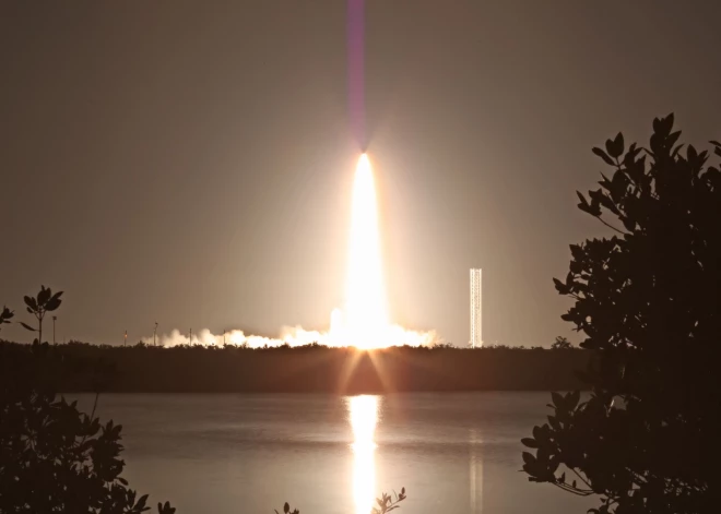 Vēsturisks starts: četri privāti astronauti uzsāk lidojumu pāri Zemes poliem
