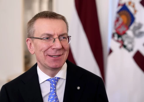 Arī Valsts prezidents Edgars Rinkēvičs prot jokot.